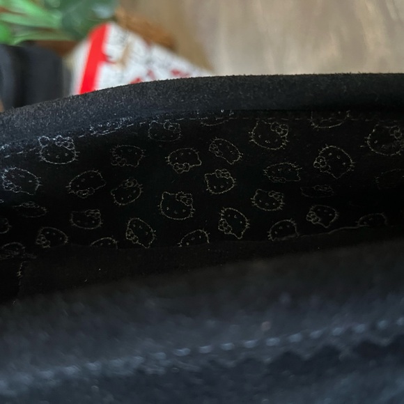 Minnetonka x Sanrio Hello Kitty Black Suede Fringe Moccasins w Bow Size 8.5 NWB! - Picture 8 of 10